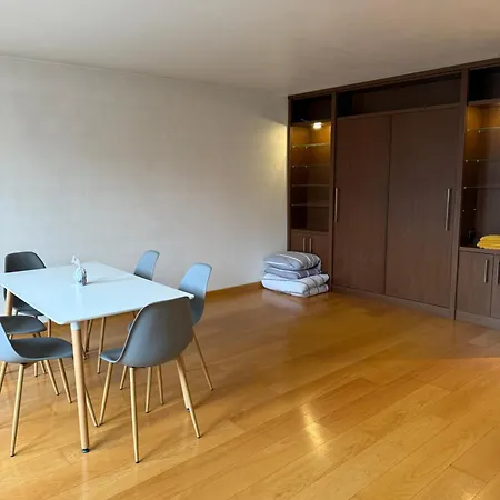 Au Pied De La Cathedrale 6p